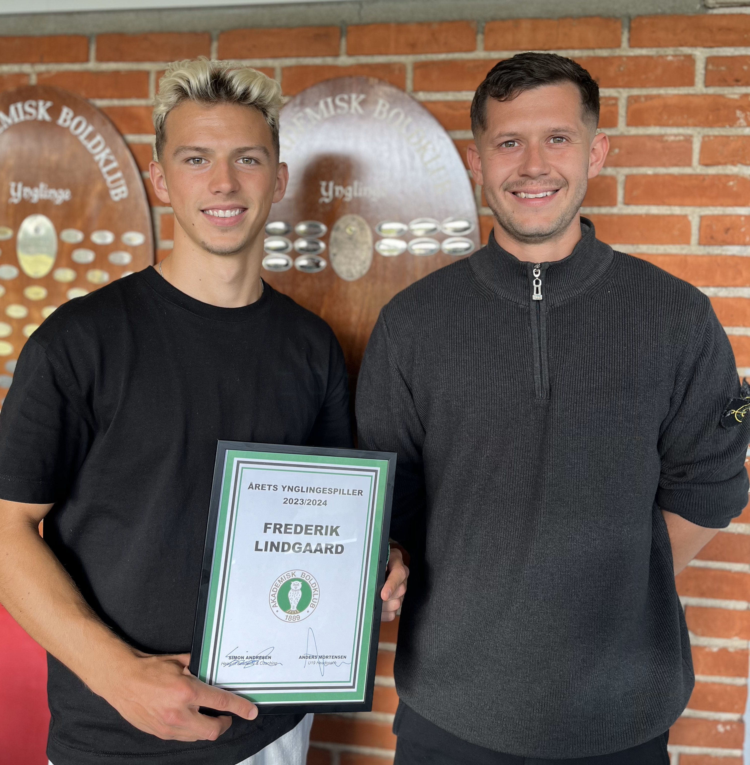 Frederik Lindgaard flankeret af U19-cheftræner Anders Marius Jul Mortensen